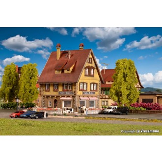 Vollmer 47695 - N Café-Bistro mit Inneneinrichtung und Beleuchtung, Funktionsbausatz