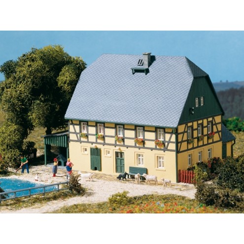 Auhagen 11359 - Großes Bauernhaus mit Stall und Schauer
