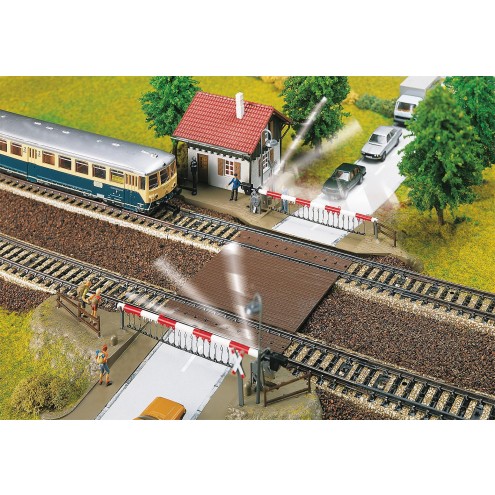 Faller 120174 - Bahnübergang mit Schrankenwärterhaus