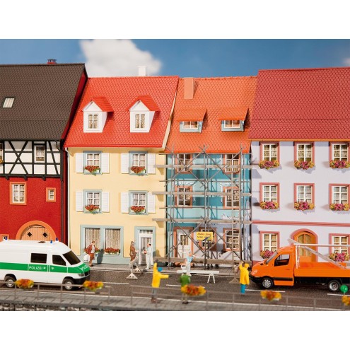 Faller 130494 - 2 Kleinstadthäuser mit Malergerüst
