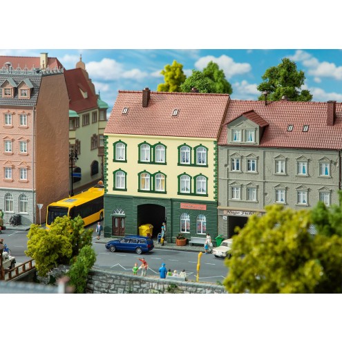 Faller 130628 - Stadthaus mit Modellbaugeschäft