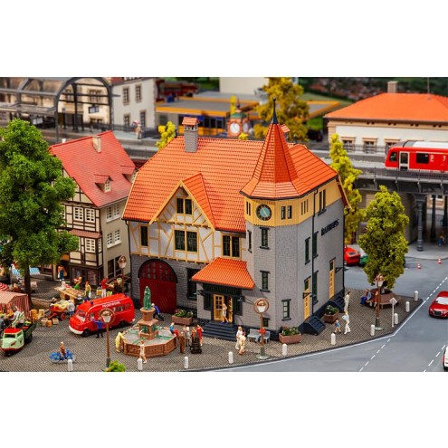 Faller 130649 - Rathaus mit Feuerwehrgarage