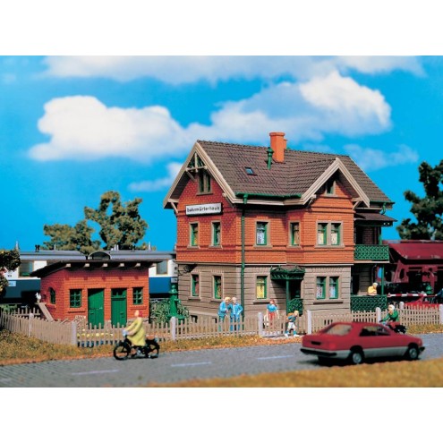 Vollmer 43529 - H0 Bahnwärterhaus Esslingen mit Hühnerstall und Gartenzaun