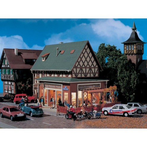 Vollmer 43681 - H0 Luigi´s Pizzeria mit Inneneinrichtung, Beleuchtung und Pizza-Rezept, Funktionsbausatz