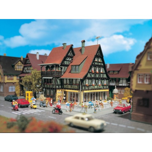 Vollmer 43695 - Café-Bistro mit Inneneinrichtung und Beleuchtung, Romantik-Modell, Funktionsbausatz