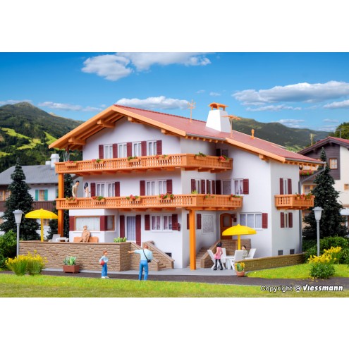 Kibri 38077 - H0 Alpenhof inkl. Etageninnenbeleuchtung, Funktionsbausatz