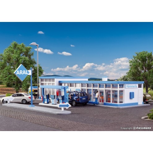 Kibri 38544 - H0 Historische ARAL Tankstelle inkl. LED-Beleuchtung, Funktionsbausatz