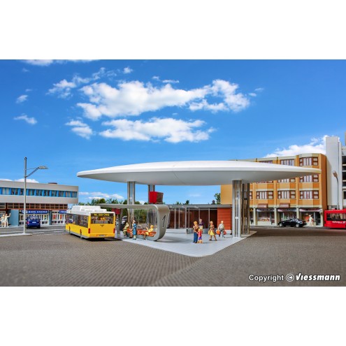 Kibri 39006 - H0 Moderner Busbahnhof Hauptgebäude mit einer Haltestation inkl. LED-Beleuchtung