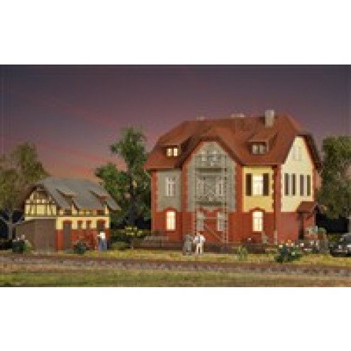 Kibri 39315 - H0 Eisenbahner Wohnhaus mit Baugerüst und Nebengebäude
