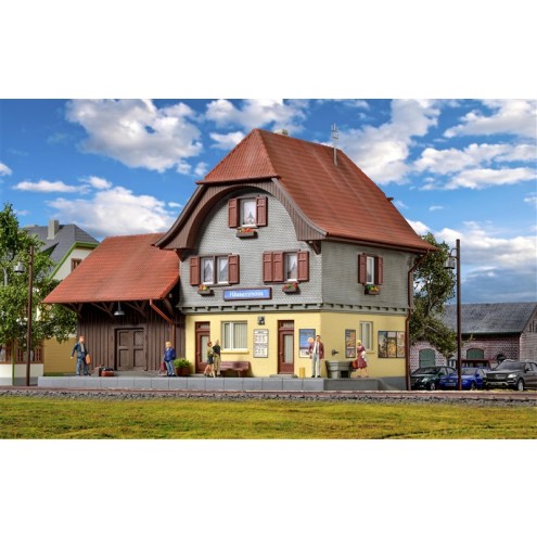 Kibri 39490 - Bahnhof Häusernmoos im Emmental inkl. Hausbeleuchtungs-Startset, Funktionsbausatz