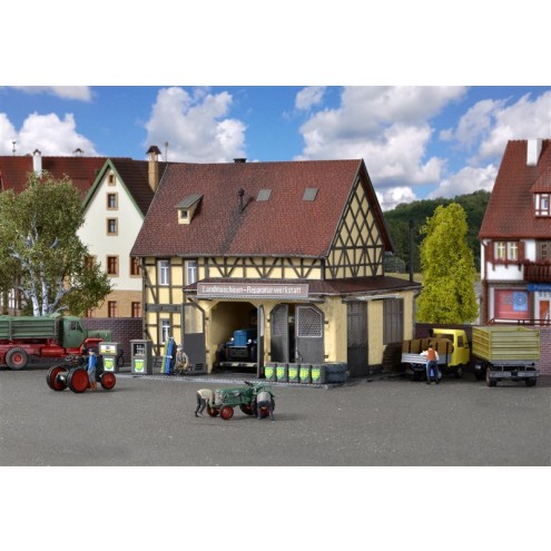 Vollmer 43682 - H0 Landmaschinen-Reparaturwerkstatt mit LED-Beleuchtung, Funktionsbausatz