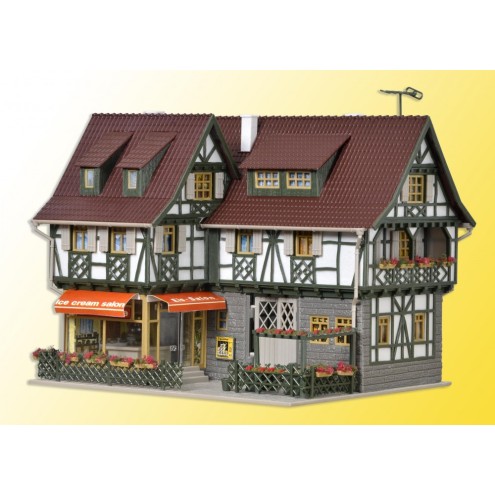 Vollmer 43683 - H0 Konditorei mit Eissalon, Inneneinrichtung und Beleuchtung, Romantik-Modell, Funktionsbausatz