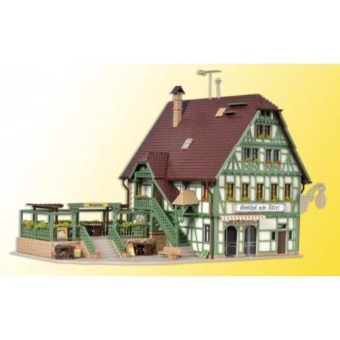Vollmer 43736 - H0 Gasthaus mit Metzgerei, Inneneinrichtung und LED-Beleuchtung, Romantik-Modell, Funktionsbausatz