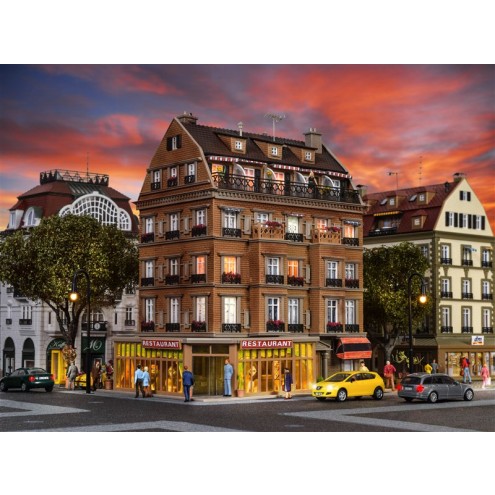 Vollmer 43781 - H0 Restaurant mit Inneneinrichtung und LED-Beleuchtung, Funktionsbausatz