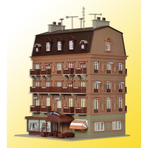 Vollmer 43782 - H0 City-Hotel mit Inneneinrichtung und Beleuchtung Funktionsbausatz