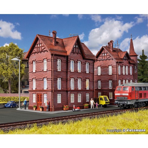 Vollmer 43806 - H0 Eisenbahner-Wohnhaus mit First