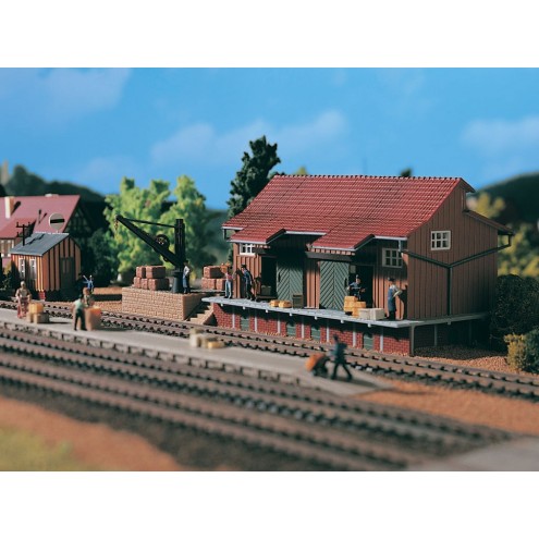 Vollmer 45701 - H0 Güterschuppen mit Seitenrampe und Ladekran