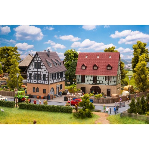Faller 130147 - Fachwerkhaus mit Wirtschaftsg