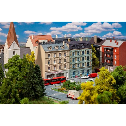 Faller 232379 - Stadthäuser mit Elektrofachgeschäft