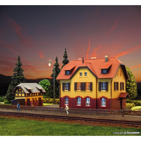 Kibri 37112 - N Eisenbahner-Wohnhaus mit Nebengebäude inkl. Hausbeleuchtungs-Startset, Funktionsbausatz