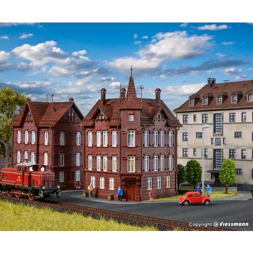 Vollmer 43807 - H0 Eisenbahner-Wohnhaus, Eckhaus