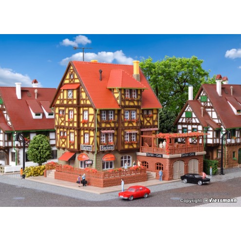 Vollmer 47688 - N Bäckerei mit Gartencafé, Inneneinrichtung und LED-Beleuchtung, Funktionsbausatz